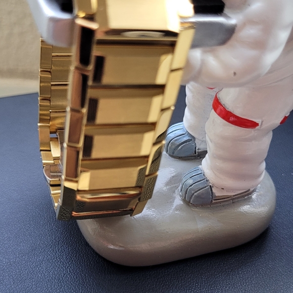 Movado Watch Gold Mirror Dial. $2195 RETAIL - Picture 5 of 16